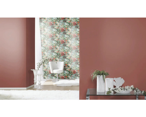 Interior decorativ cu tapet cu model, scaun și accesorii pentru casă într-o cameră