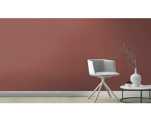 Imagine cu o cameră cu un scaun, o măsuță laterală și vopsea de perete