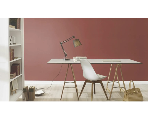 Exemplu de amenajare: birou cu lampă și scaun într-o cameră cu bibliotecă.