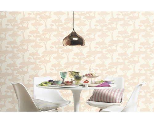 Scenă a unei sufragerii cu tapet cu model de copaci și o masă de sufragerie
