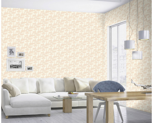 Living cu tapet cu model, canapea și masă de sufragerie