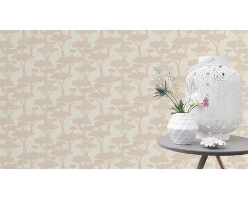 Tapet cu model de copaci, masă cu decor