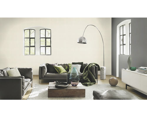 Cameră de zi cu canapea, măsuță de cafea, lampă de podea și perete vopsit în culori deschise