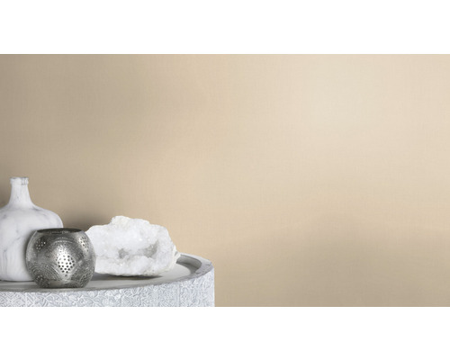 Scenă decorativă cu o vază marmorată, un suport metalic pentru lumânare tip pastilă și un cristal de cuarț pe o masă ornamentată