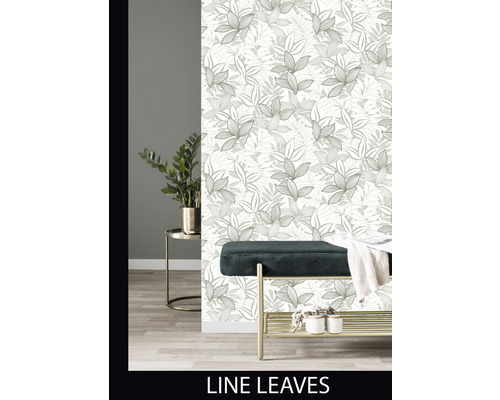 Cameră decorativă cu tapet cu model de frunze, bancă și plantă