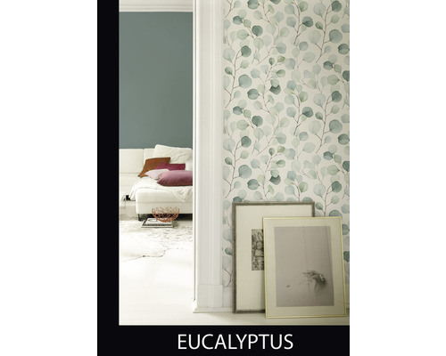 Cameră de zi cu tapet eucalipt și decorațiuni