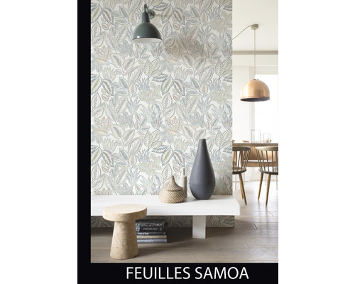 Cameră de zi cu tapet cu model de frunze, lampă și obiecte decorative