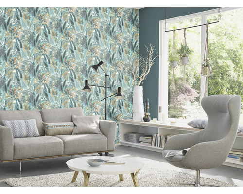 Cameră de zi cu canapea, fotoliu și tapet cu model de frunze