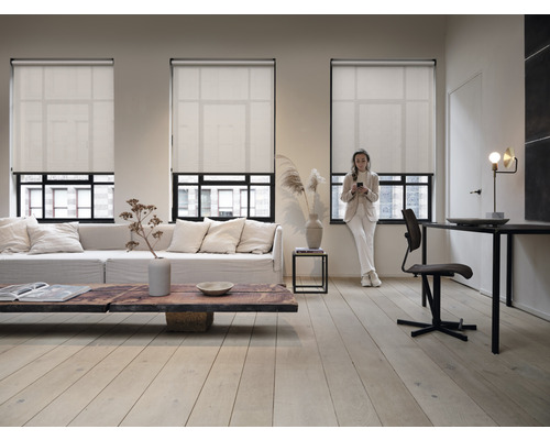 Living cu trei ferestre și jaluzele coborâte pentru intimitate și protecție solară