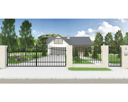 Casă individuală cu poartă de intrare și gard metalic