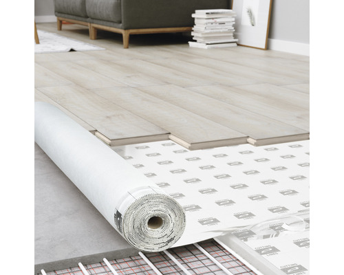 Scenă cu o rolă de izolare fonică pe încălzire prin pardoseală sub parchet laminat.