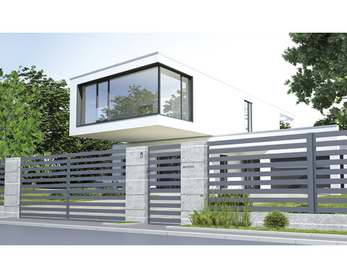 Casă modernă cu gard din lamele metalice orizontale și stâlpi de beton