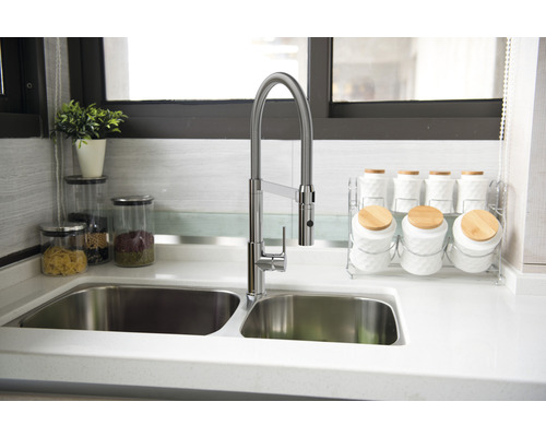 Chiuvetă de bucătărie cu robinet flexibil și borcane de depozitare