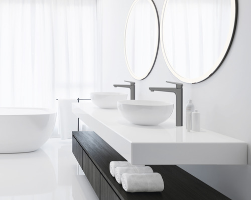 Baie luminoasă cu lavoar dublu, chiuvete aplicate, baterii, oglinzi rotunde și cadă