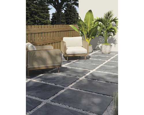 Design de terasă cu plăci de piatră gri, pietriș decorativ alb, două fotolii, gard din lemn și plante