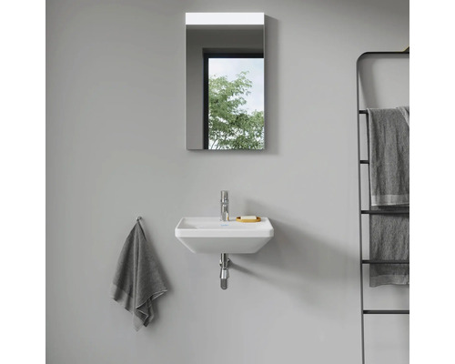 Imagine de baie cu chiuvetă, oglindă și suport pentru prosoape