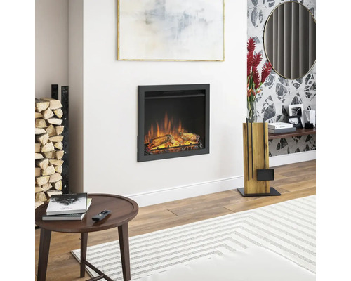 Living cu șemineu electric, măsuță laterală și depozit de lemne