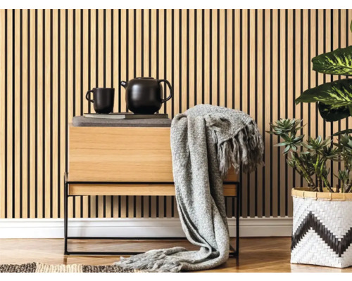 Cameră de zi cu panouri de perete, comodă și plantă de interior