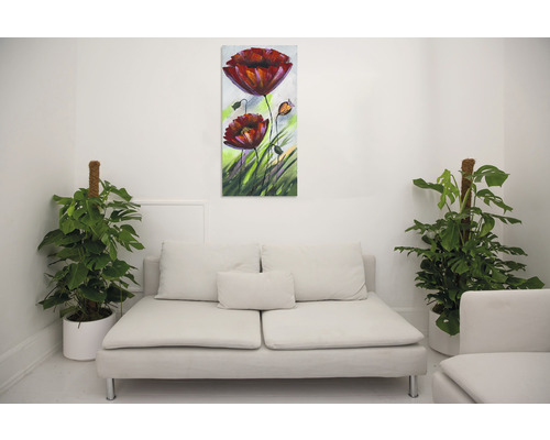 Pictură cu maci deasupra unei canapele într-o cameră luminoasă