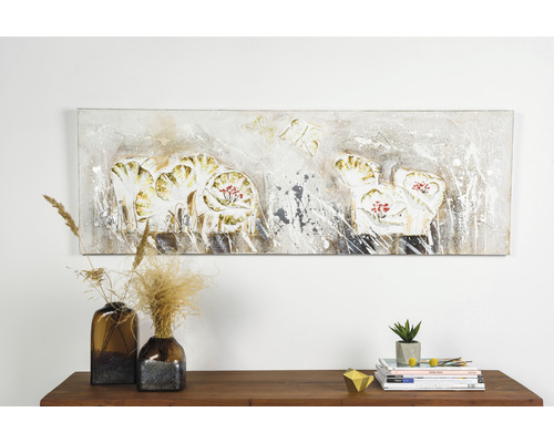 Tablou cu motive florale deasupra comodei din lemn