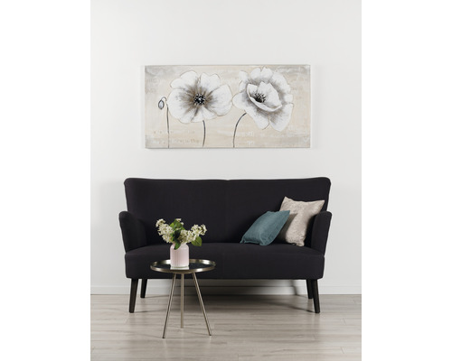 Cameră de zi cu canapea, măsuță de cafea și pictură florală