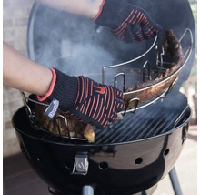 Persoană cu mănuși de grătar așază suportul pentru coaste cu coaste pe grătarul cu cărbune