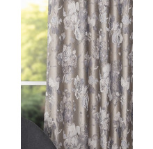 Cortină cu motiv floral la fereastră