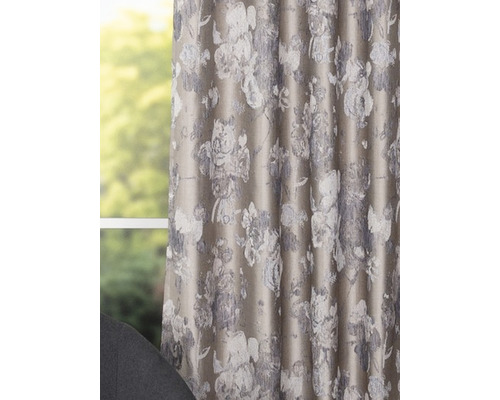 Cortină cu motiv floral la fereastră