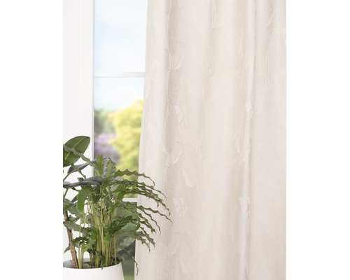 Șaluri decorative cu model de frunze lângă o plantă de apartament în fața unei ferestre