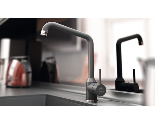 Scenă de bucătărie cu baterie de bucătărie