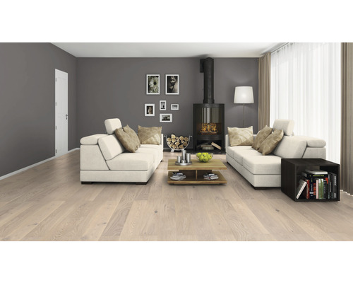 Living cu podea din lemn deschis, canapele, șemineu și decorațiuni pentru o atmosferă confortabilă.