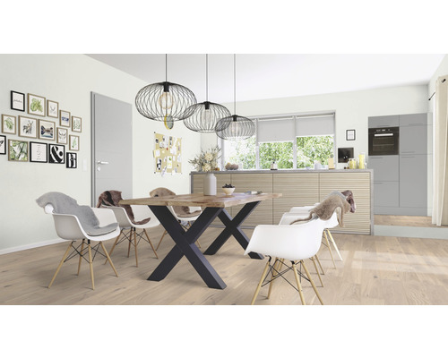 Sufragerie luminoasă cu masă din lemn, picioare metalice negre și scaune albe sub lămpi suspendate.