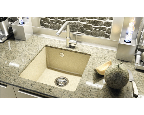 Chiuvetă de bucătărie din piatră cu robinet și pepene galben pe blat