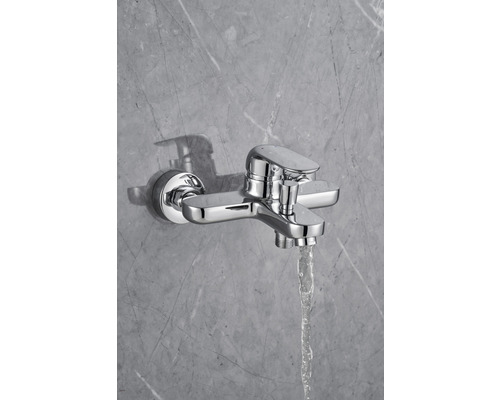 Baterie de baie montată pe perete cu jet de apă