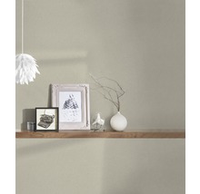 Decor de perete cu tapet, rafturi și obiecte decorative pentru un interior elegant.