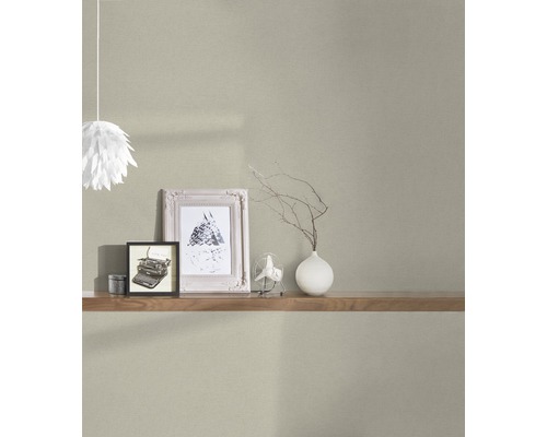 Decor de perete cu tapet, rafturi și obiecte decorative pentru un interior elegant.
