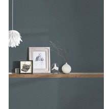 Tapet decorativ cu element de raft, rame foto, vază și ventilator pe el