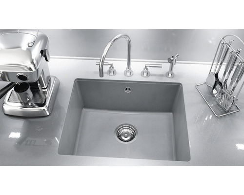 Chiuvetă cu robinet, ustensile de bucătărie și espressor într-o scenă de bucătărie modernă.