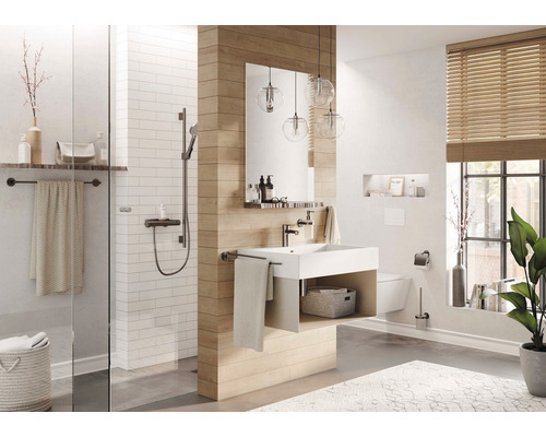 Baie luminoasă cu duș, lavoar, oglindă și detalii din lemn