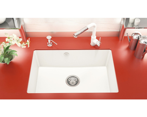 Chiuvetă de bucătărie cu robinet și dozator de săpun pe blat roșu