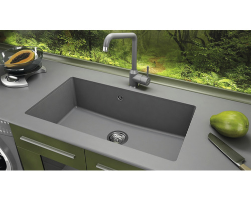 Chiuvetă cu robinet într-o bucătărie