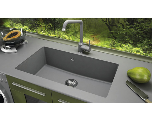 Chiuvetă cu robinet și fructe pe un blat de bucătărie