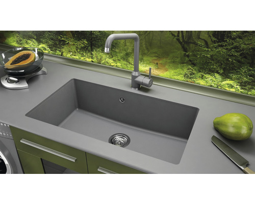 Scenă de bucătărie cu chiuvetă, baterie și alimente pe blat