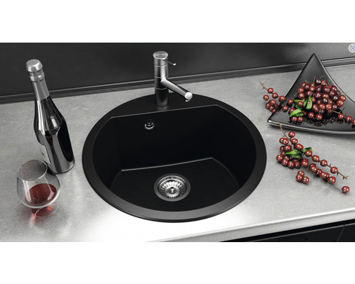 Chiuvetă neagră, rotundă, cu robinet pe un blat