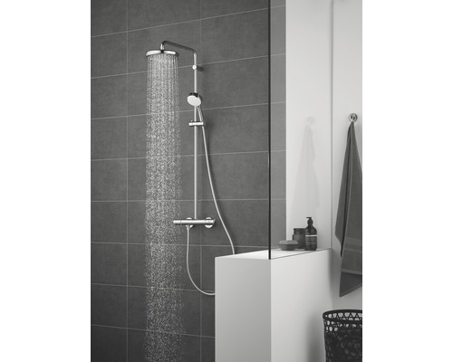 Baie cu duș cu efect de ploaie, duș de mână și baterie termostatică pe fundal de gresie gri