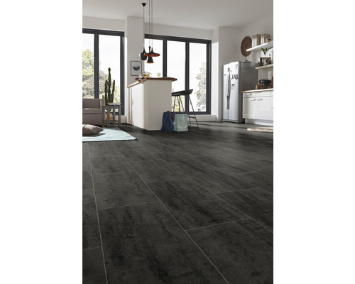 Bucătărie luminoasă cu podea întunecată cu aspect de gresie