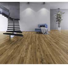 Cameră de zi cu podea din lemn, scară și zonă de relaxare