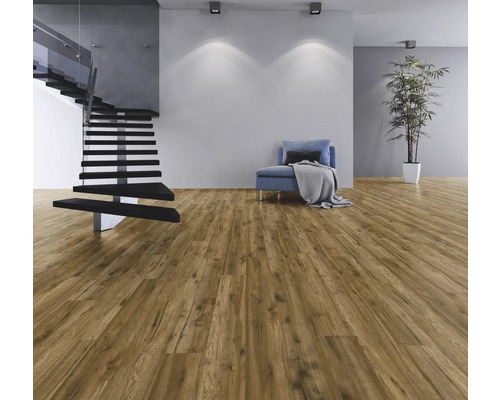 Cameră de zi cu podea din lemn, scară și zonă de relaxare