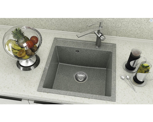 Chiuvetă din piatră cu robinet într-o scenă de bucătărie