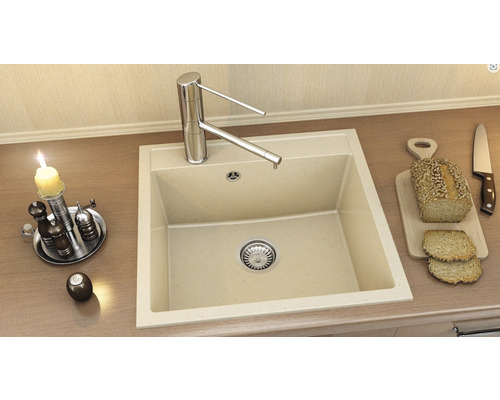 Chiuvetă cu baterie pe un blat de bucătărie cu decorațiuni